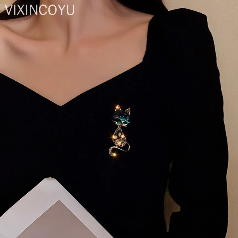 

Korea 2021 New Trend Fashion Cat Kitten Animal Brooch Rhinestone Temperament Clothing Sweet Lovely Woman's Jewelry Party Gifts