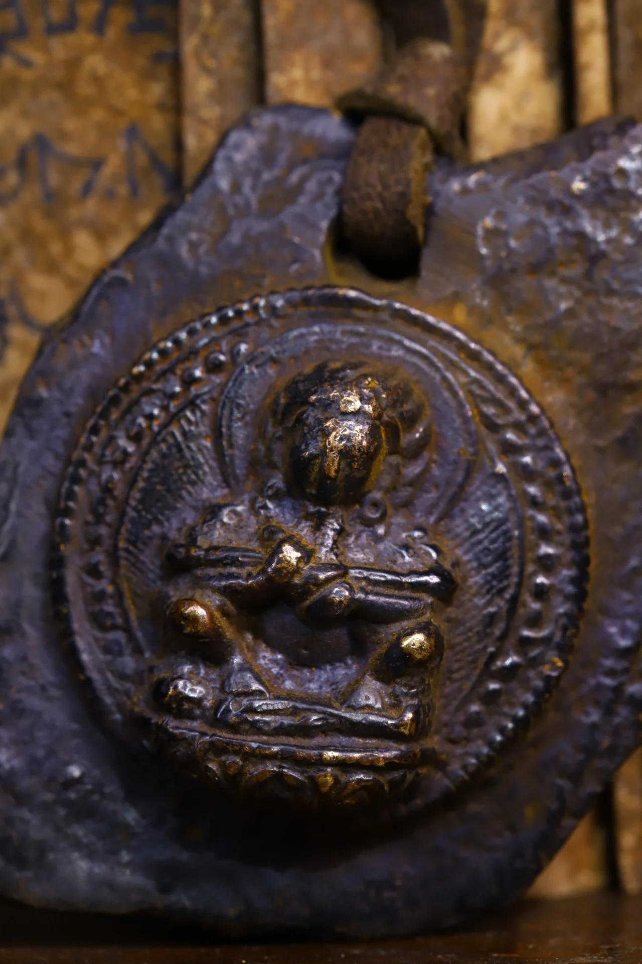 

Коллекция тибетских храмов 2 дюйма, старый Бронзовый амулет Ваджрасаттва, тибетский буддийский подвесной городской дом, Экзорцизм