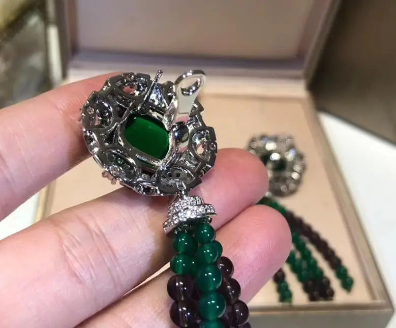 Натуральные изумрудные сережки с длинной бахромой зелёными камнями камень