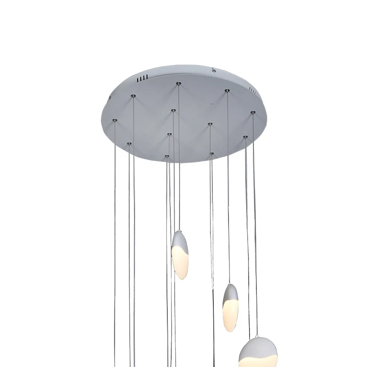 Торговый центр гостиница длинная лестница декоративные шарики высокая