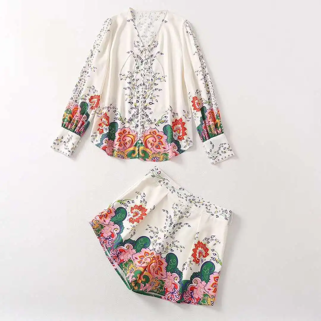 

Женская одежда в европейском и американском стиле, новинка 2021, стильная рубашка с V-образным вырезом и принтом и шорты с длинными рукавами, м...