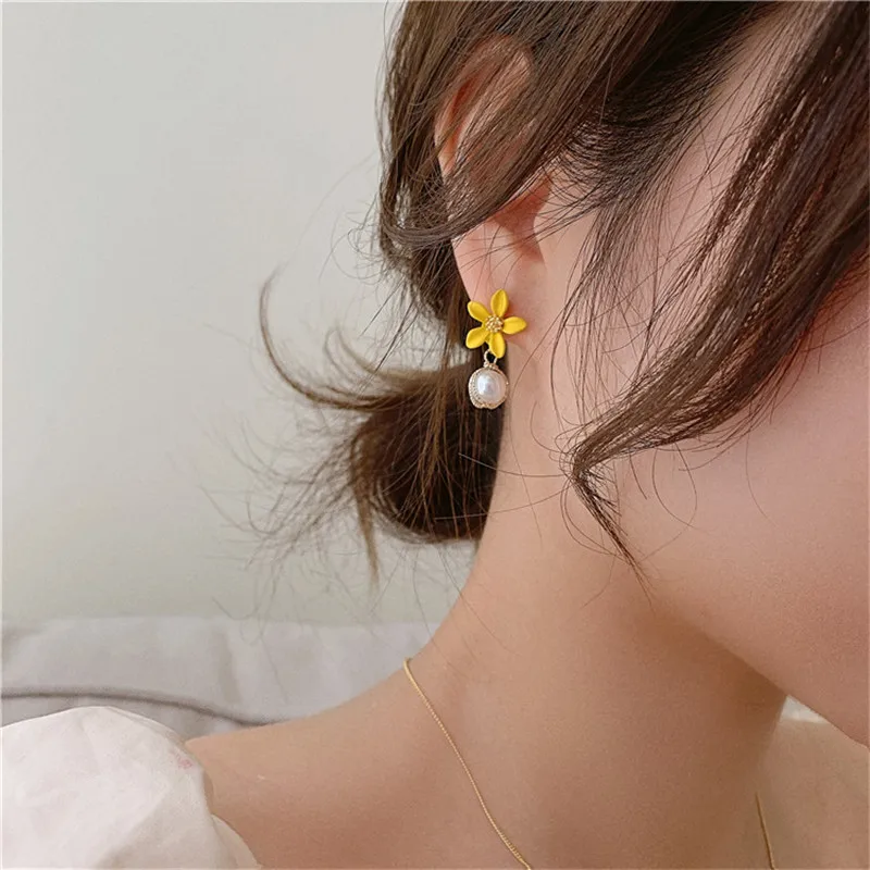 Серьги гвоздики с маленькими маргаритками и желтыми цветами темпераментные