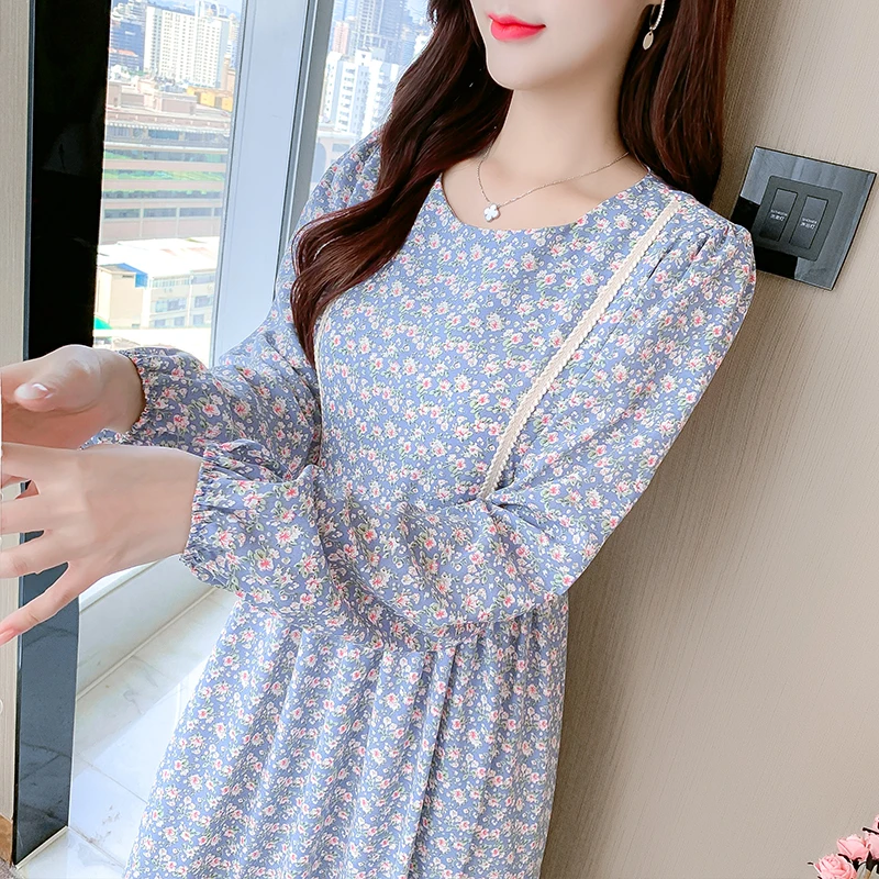 

Женское шифоновое платье с цветочным принтом, круглым вырезом и высокой талией