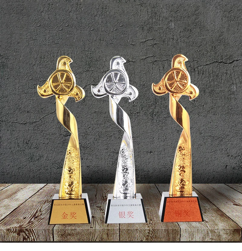 По индивидуальному заказу на трофее премии Колледж спортивные золотые трофей с