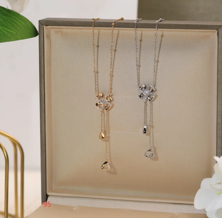 

Глянцевое ожерелье из серебра 18 К золота