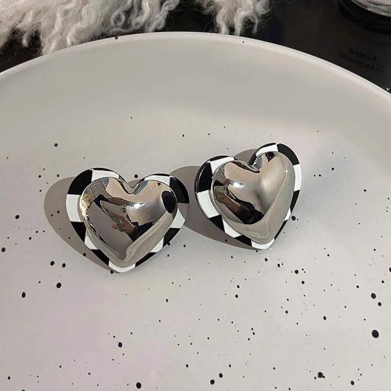

Heart Black White Grid Women's Stud Earrings Temperament Individuality Fashion Jewelry Metal Eardrop Girl Party Gift Ear Decor