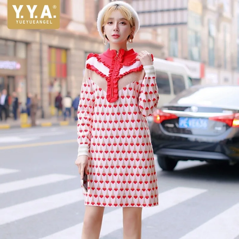 Женское трикотажное платье-водолазка с оборками и сердечками | Женская одежда