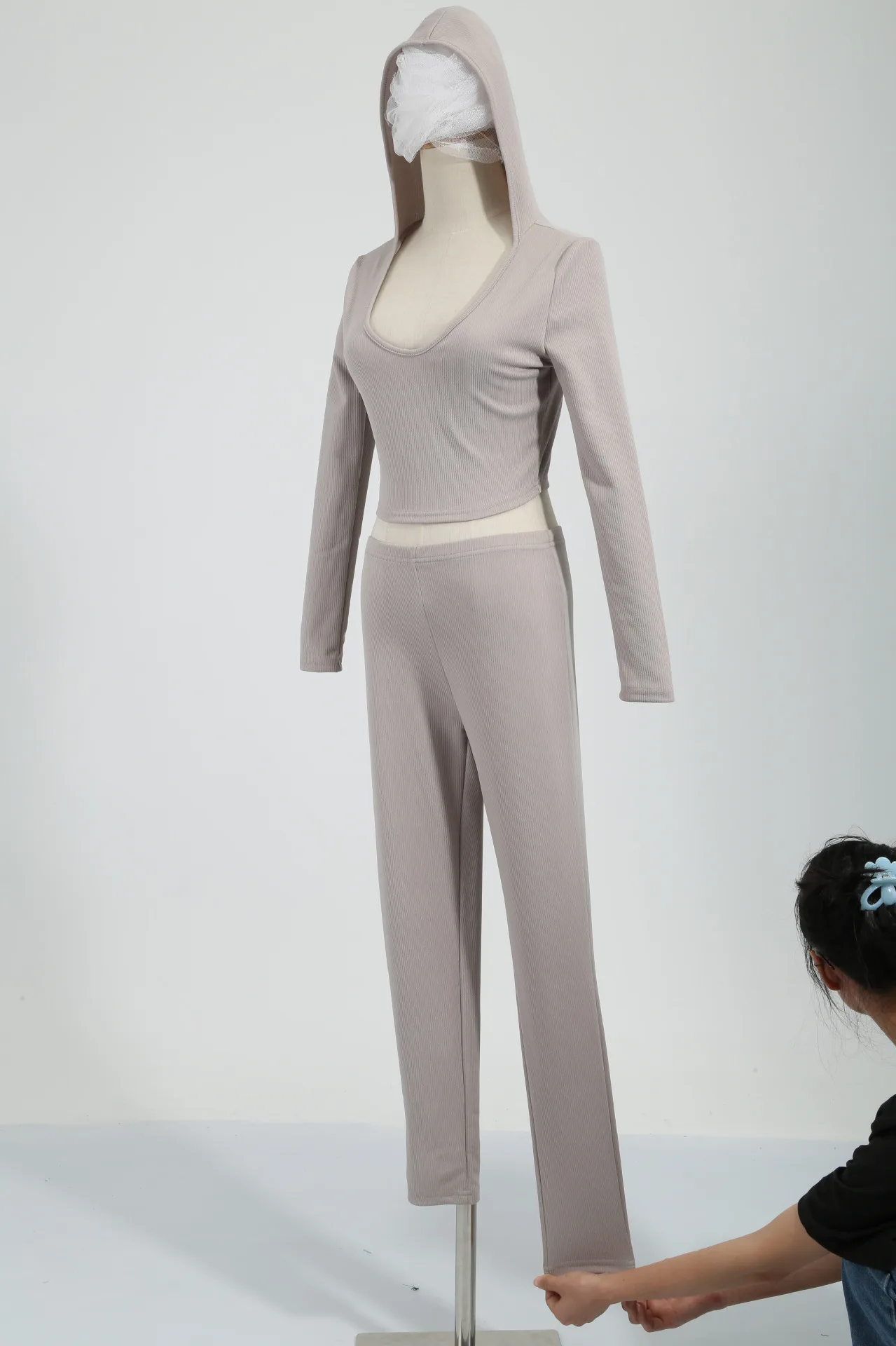 Женский трикотажный комплект из топа с капюшоном и брюк карандаш| |