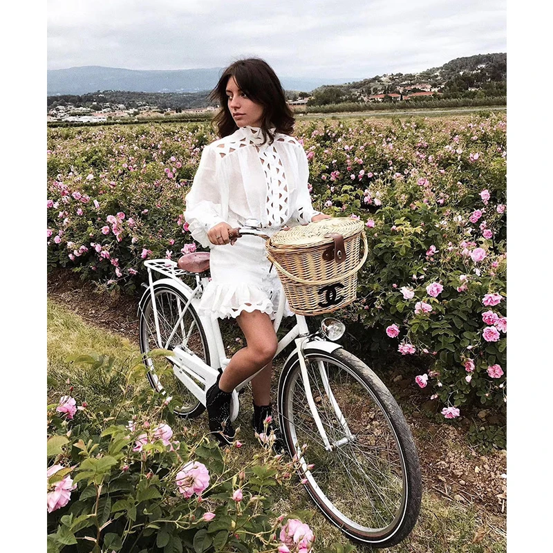 Винтажное белое платье в стиле корта с вышитыми волнами и рукавами-фонариками |