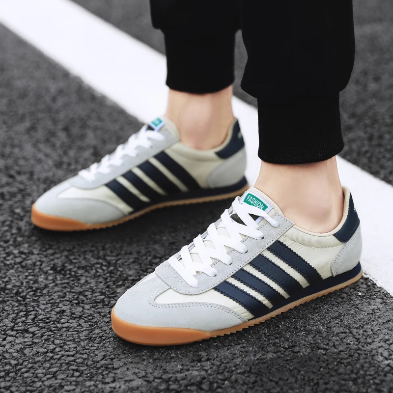 Для мужчин ботинки для бега на плоской подошве синего цвета в полоску спортивная