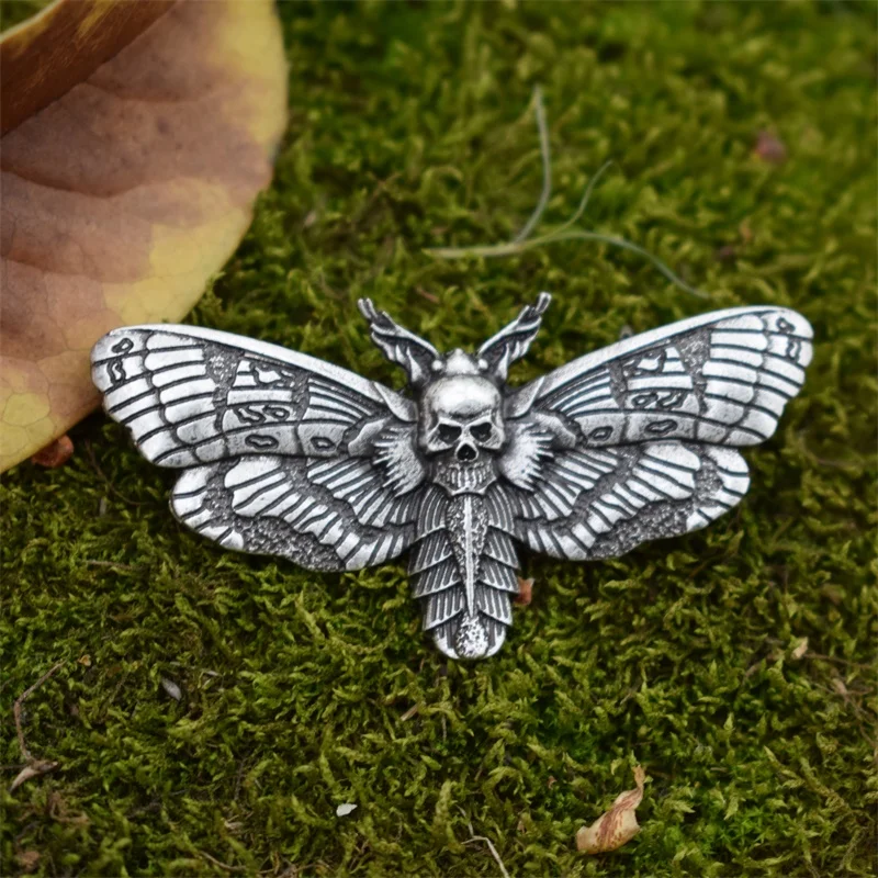 

Брошь в виде черепа