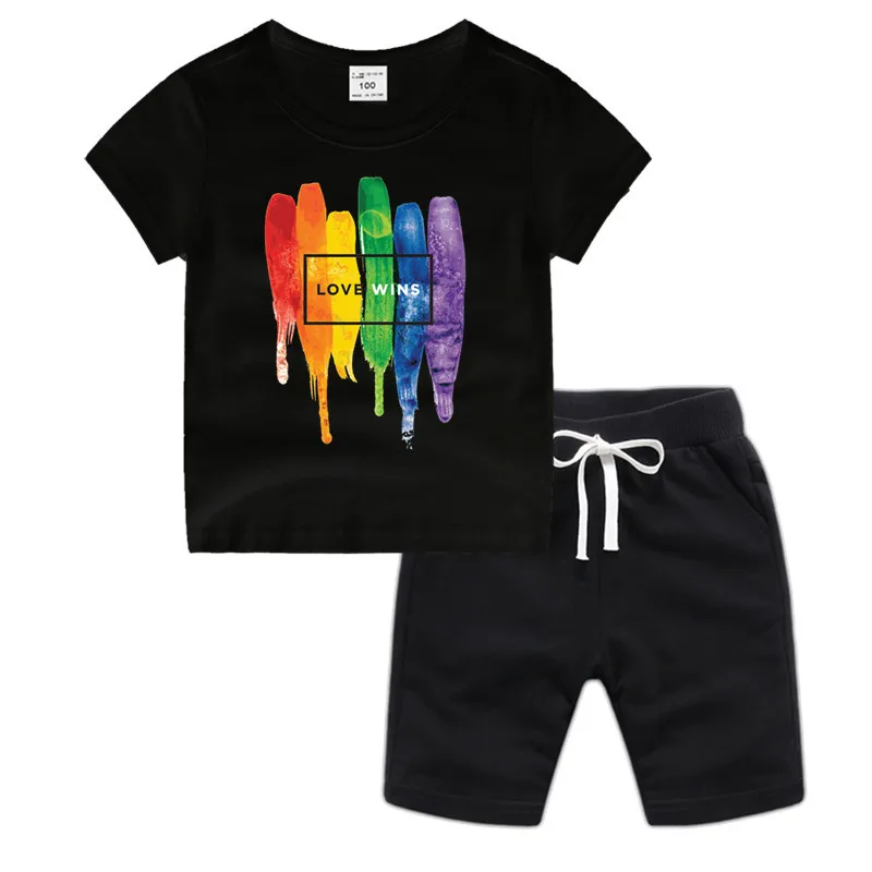 Маленький мальчик и девочек с рисунком в стиле аниме Радужный Флаг ЛГБТ любовь