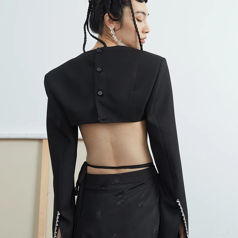 

[EAM] Women Black Backless Irregular Hollow Out Blazer New Lapel Long Sleeve Loose Jacket Fashion Spring Summer 2021 1DD7057