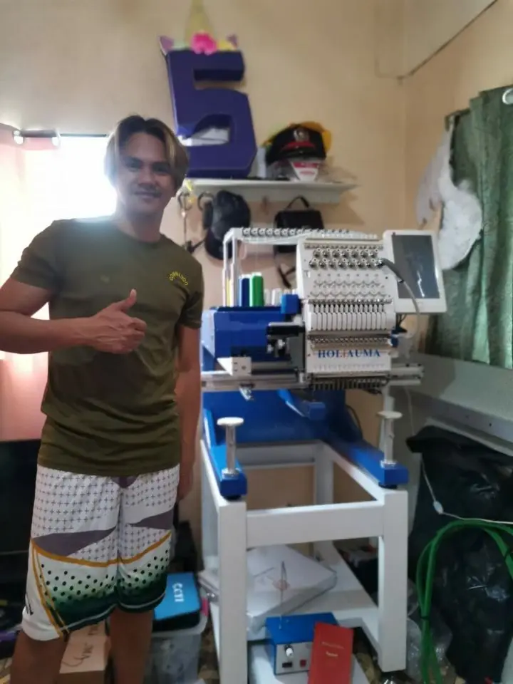 Профессиональная компьютеризированная вышивальная машина 15 цветов с одной