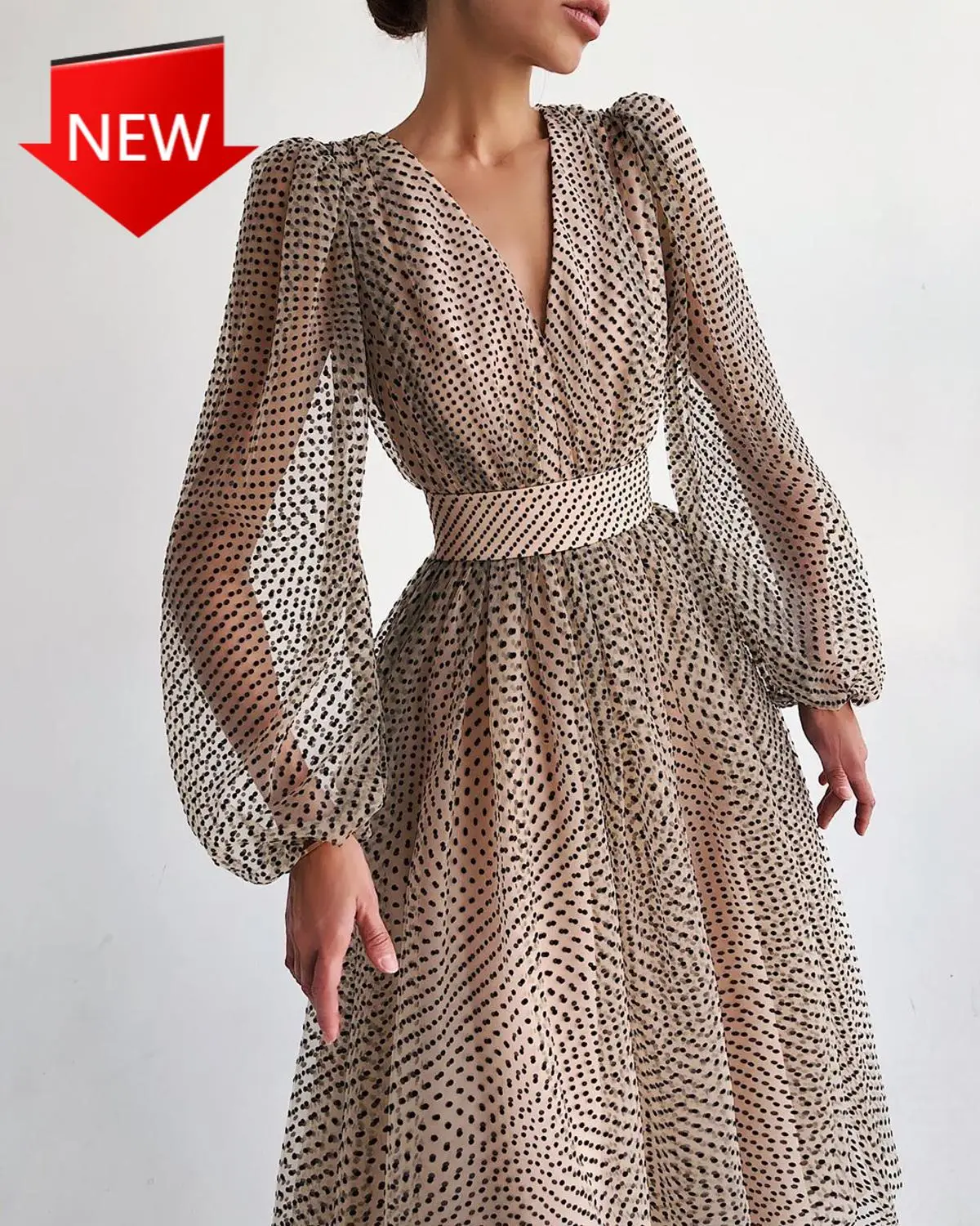 

Платье женское ТРАПЕЦИЕВИДНОЕ с рукавами-фонариками, V-образным вырезом и принтом в горошек