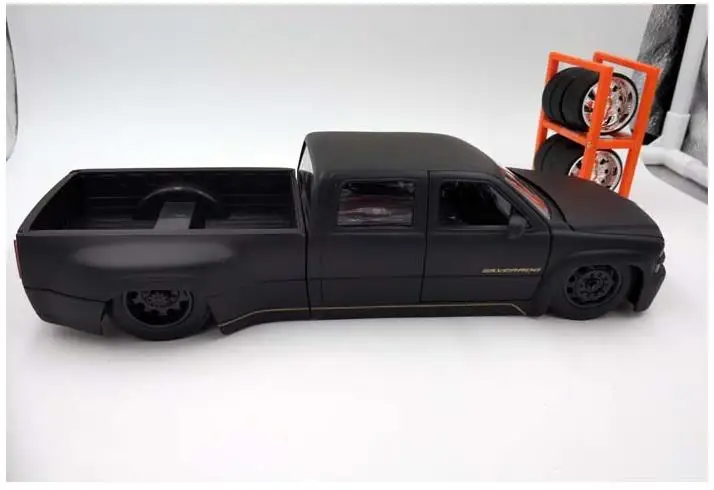 Черный 1:24 высокое моделирование 1999 Chevrolet пикап сплава Модель автомобиля, съемное колесо автомобиля, коллекционная классическая модель автомобиля - Цвет: Черный