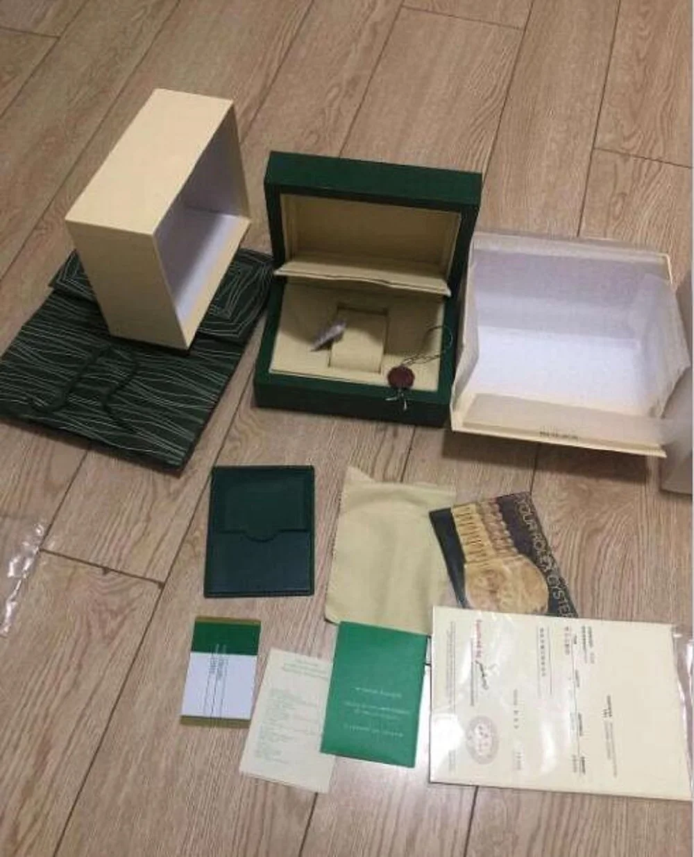 

Super quality Green watch box with papers cards and bags Rolexable One-to-one replication