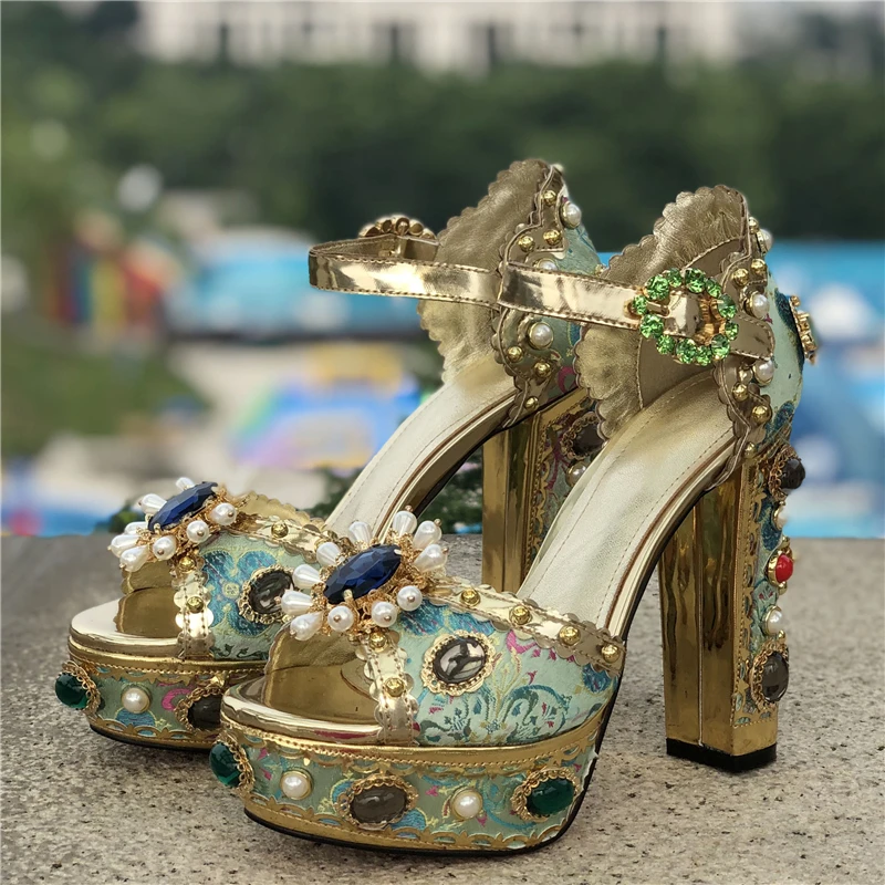 Женские синие шелковые сандалии на среднем квадратном каблуке украшенные