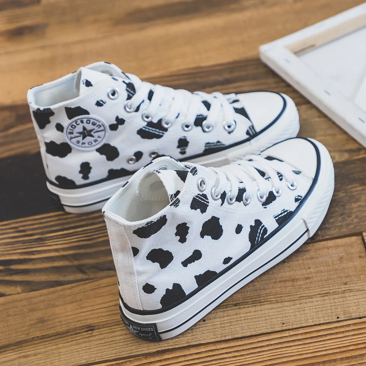 

Women Sneakers Cow Print Low High Lace Up Flat Heel Girl Canvas Shoes Animal Character Students White Shoes Fashion 2020 Spring