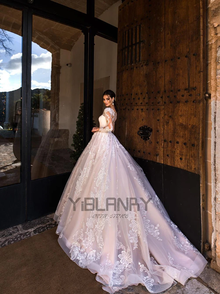 

Elegant Wedding Dress Embroidered Lace On Net With Ball Gown Sweetheart V-neck Full Sleeve Bride Gowns Button Appliques plus