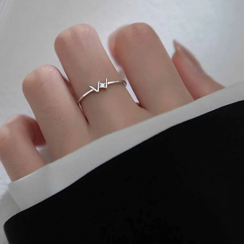 

Мужское и женское кольцо с буквой W из серебра 925 пробы