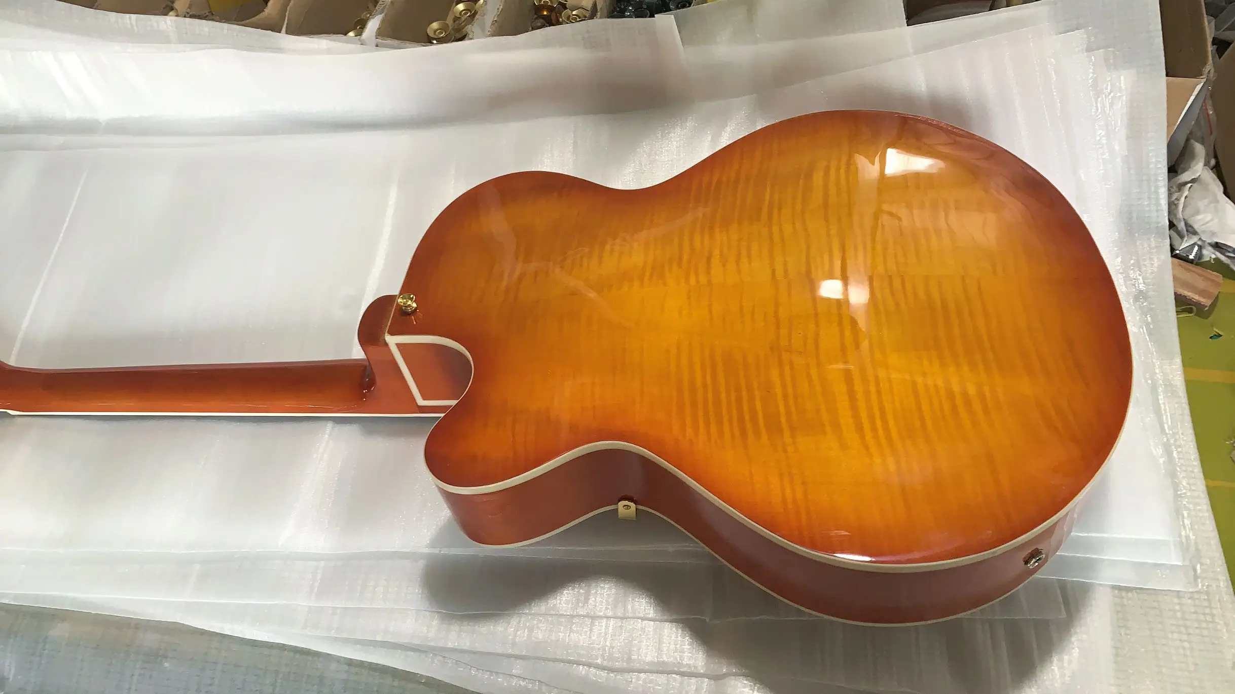 Wholesale Guitar semi-hollow jazz electric guitar F holes gold hardware one piece pickups in sunburst 20200106 | Спорт и развлечения