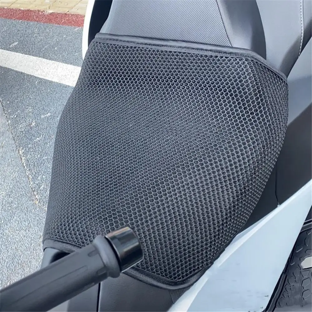 Чехол для сиденья мотоцикла предотвращающий погружение в седло скутера