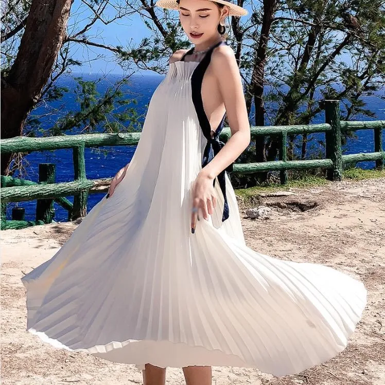 Женское пляжное платье с открытой спиной белое на бретельках плиссированное