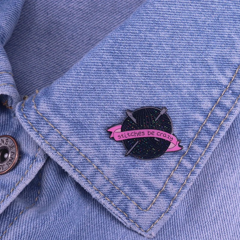 Брошь из пряжи с лацканами и надписью be crazy