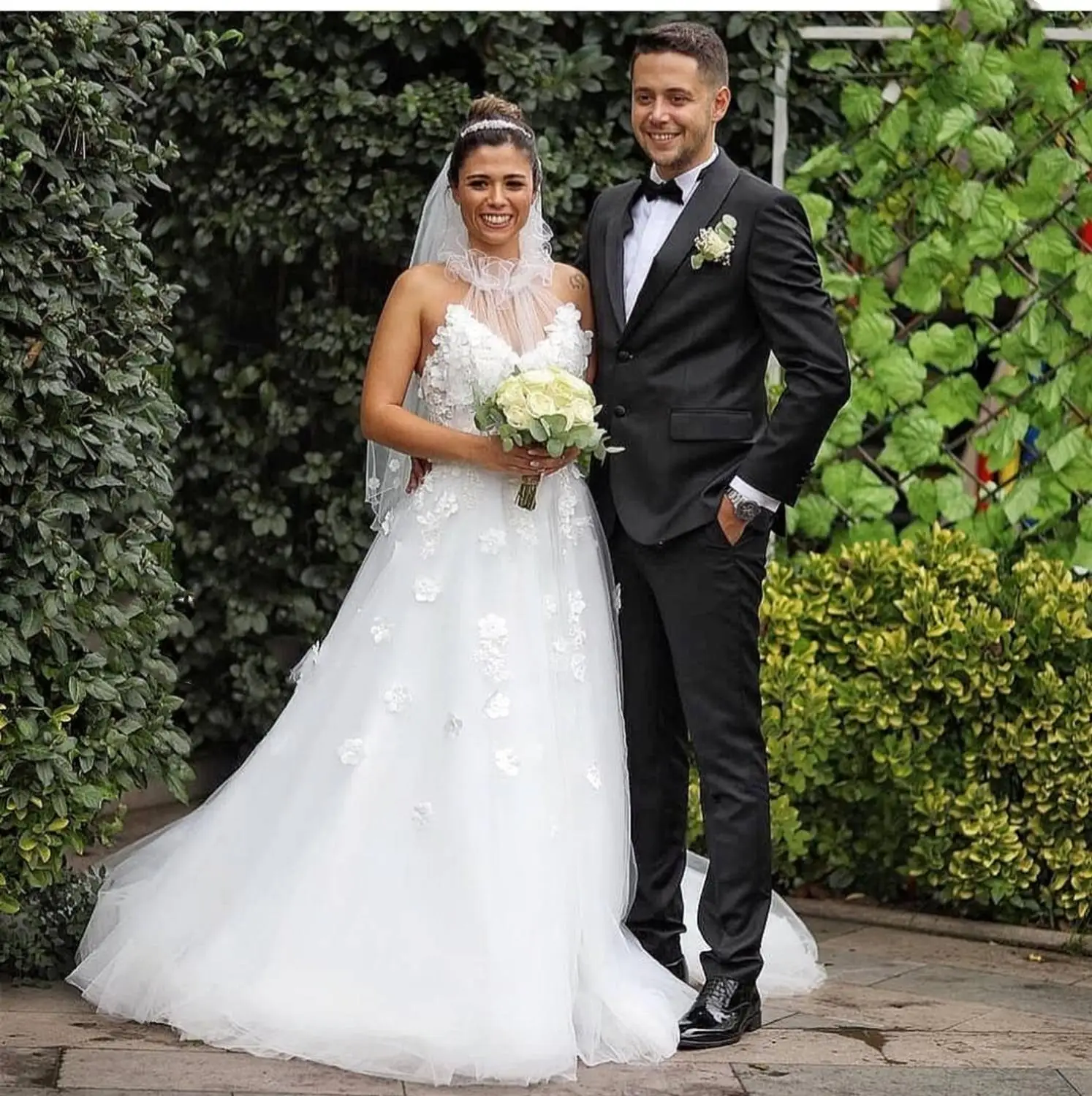 Простое свадебное платье на бретельках с объемными цветами из тюля vestido casamento