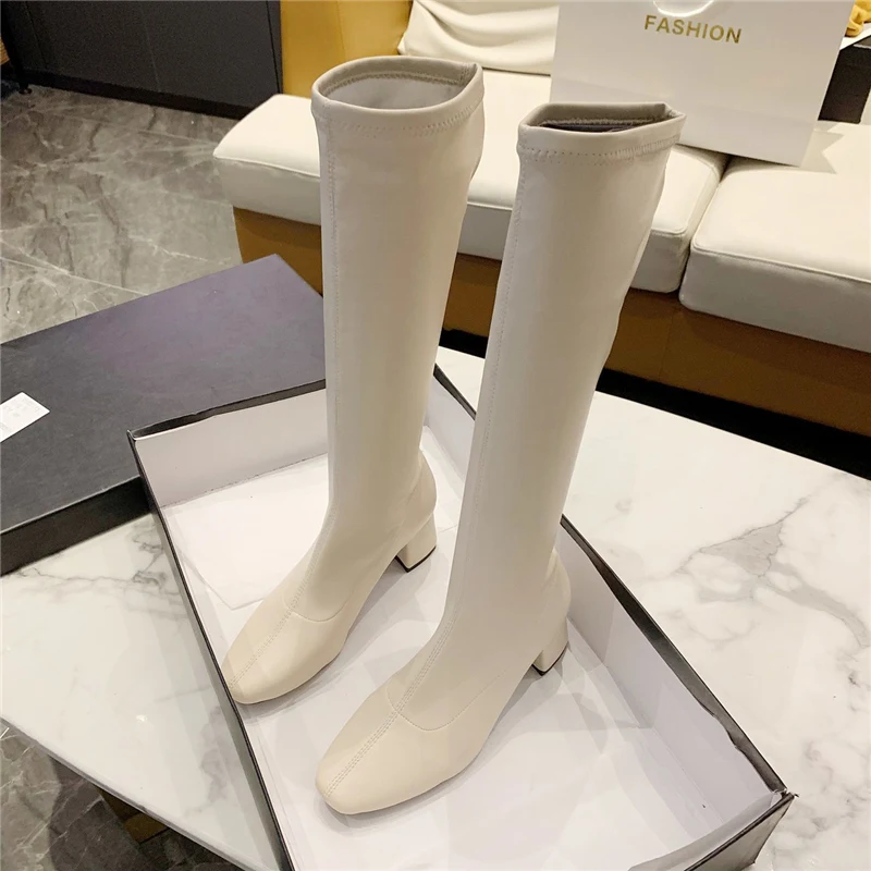 Женские высокие сапоги до бедра бежевые черные на блочном каблуке 5 см эластичные