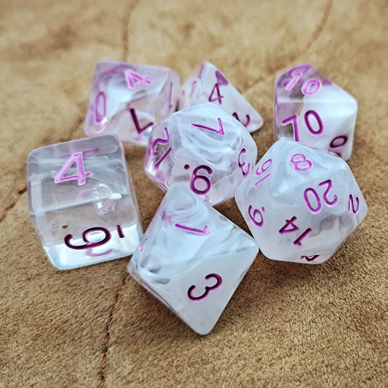 Набор костей для ролевых игр Nebula прозрачный с белыми вихревыми и фиолетовыми