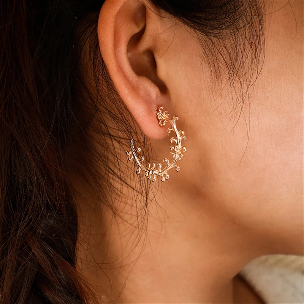 Красивые женские серьги простые из сплава гвоздики с листьями характерные