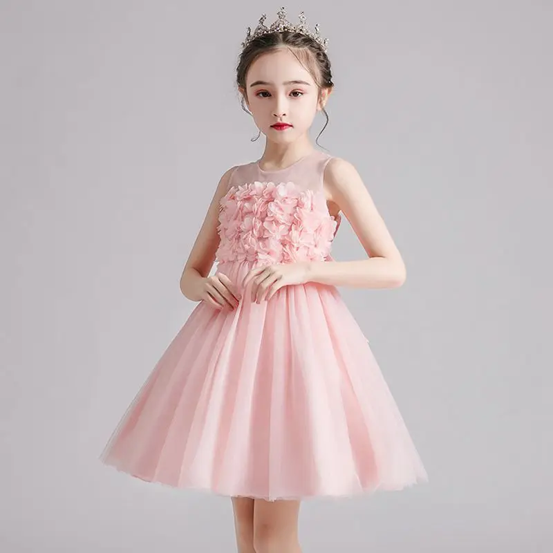 Детское платье с аппликацией в виде лепестков цветов из тюля | Новый год