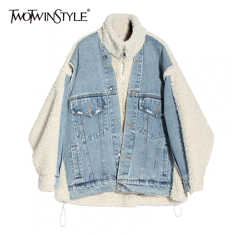 Женская джинсовая куртка TWOTWINSTYLE синяя из овечьей шерсти с рукавами летучая мышь