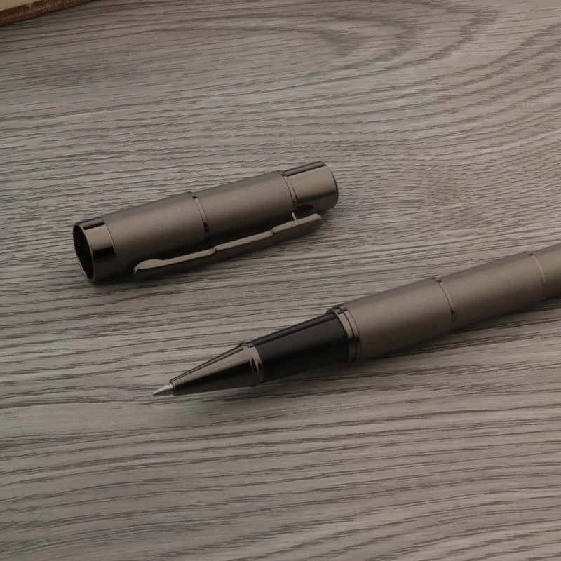 Шариковая ручка серого цвета с матовым покрытием серый металлический пистолет