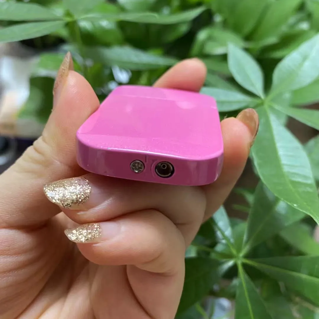 Красивая и милая леди светлее розовое тело без изображения пламя маленькие