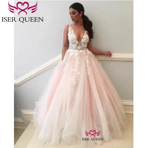 Изысканное бальное платье без рукавов с глубоким v-образным вырезом и