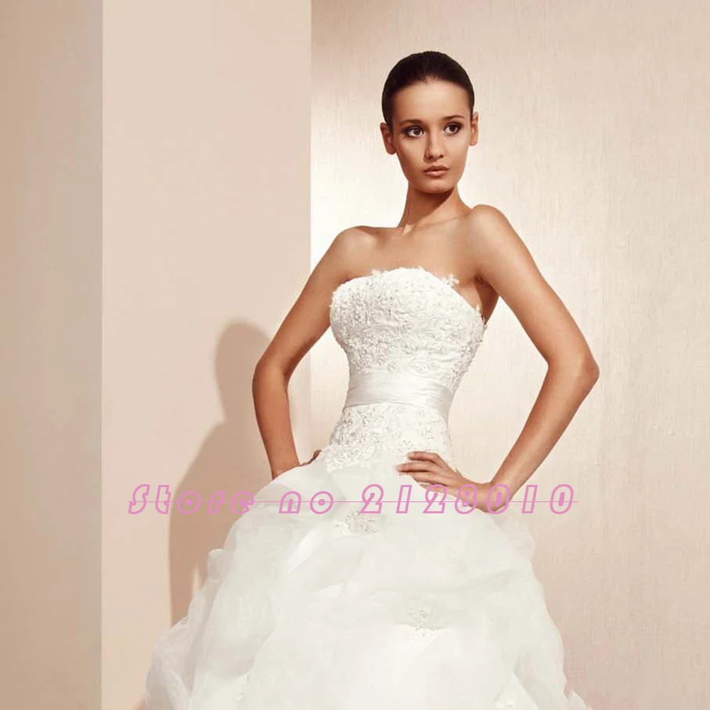 Свадебное платье трапециевидной формы с аппликацией из бисера без бретелек верх