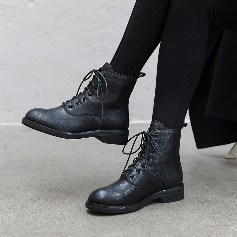 Женские кожаные ботинки челси черные на низком каблуке с круглым носком и