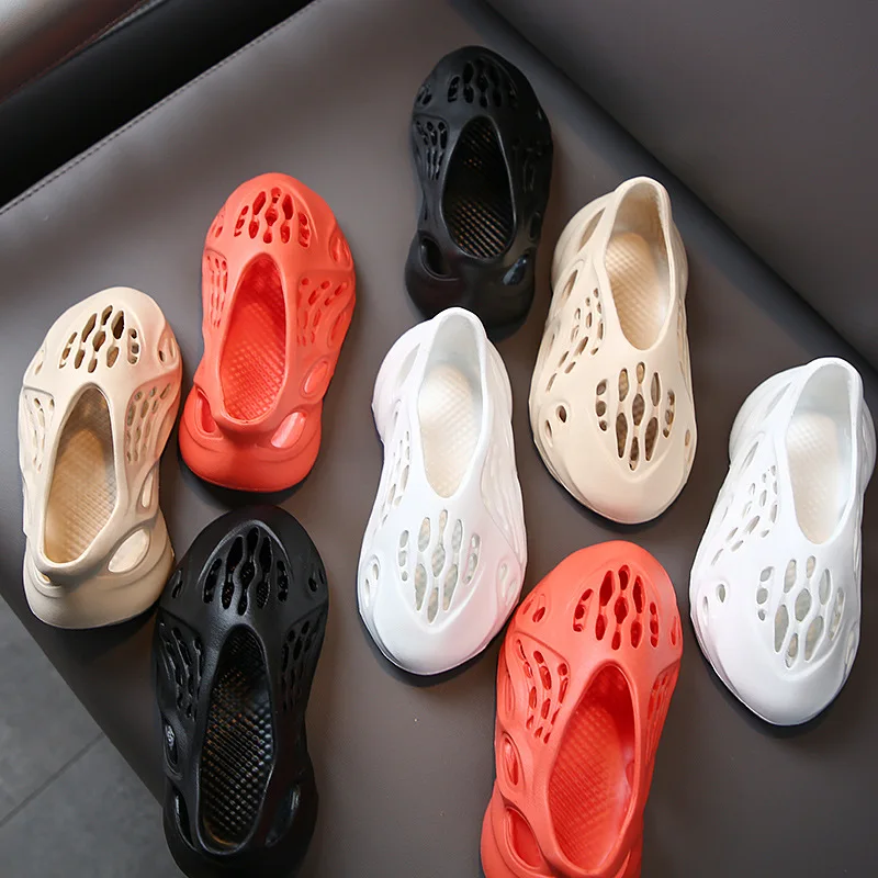 Детские легкие сандалии с дырками из пены модные пляжные летние тапочки для