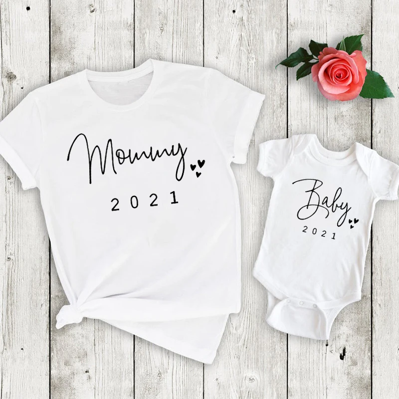 

Mom and Baby Matching Clothes Family Look Summer White Tshirts Mommy Baby 2021 Bodysuit Rompers Mother Tshirt Clothes