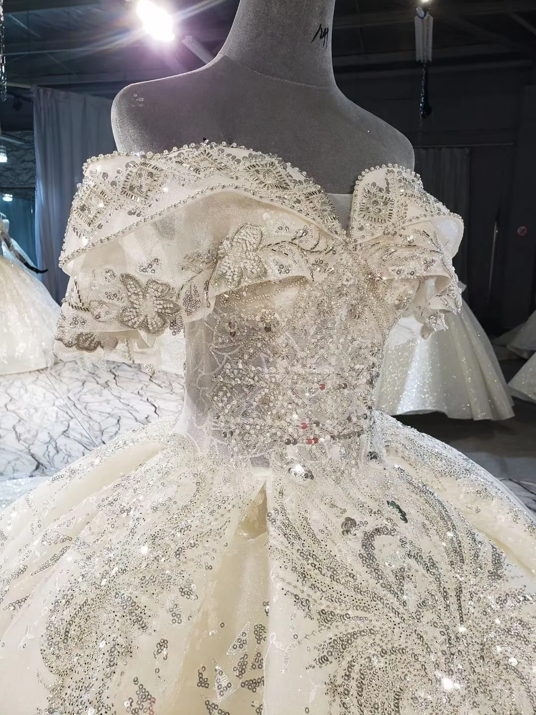 Champagne Luxury Crystals Lace Wedding Dress With Veil 2021 Sequined Beading Sweetheart Off The Shoulder Ball Gowns