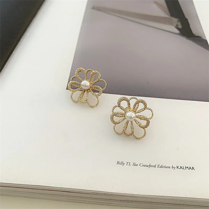 

2020 New Fashion Simulated Pearl Hollow Flower Stud Earrings For Women Girls Vintage Simple Temperament Oorbellen Jewelry