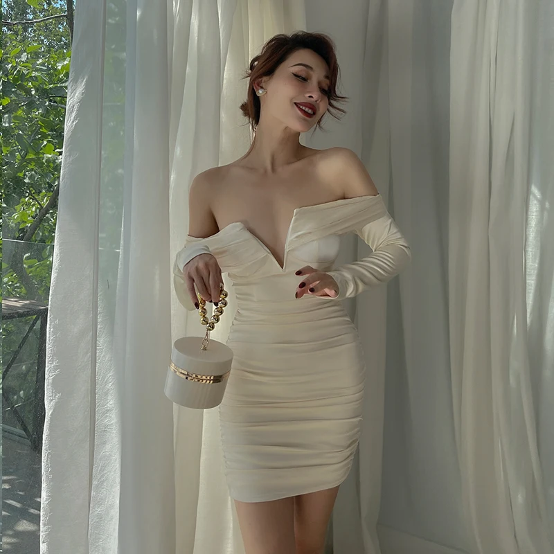 Элегантное атласное платье с открытыми плечами и длинным рукавом белое