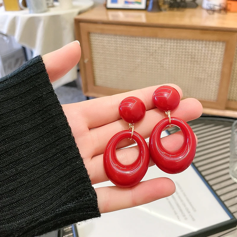 

Fashionable western style restoring ancient ways is wine red resin earrings long exaggerated personality show face white circle