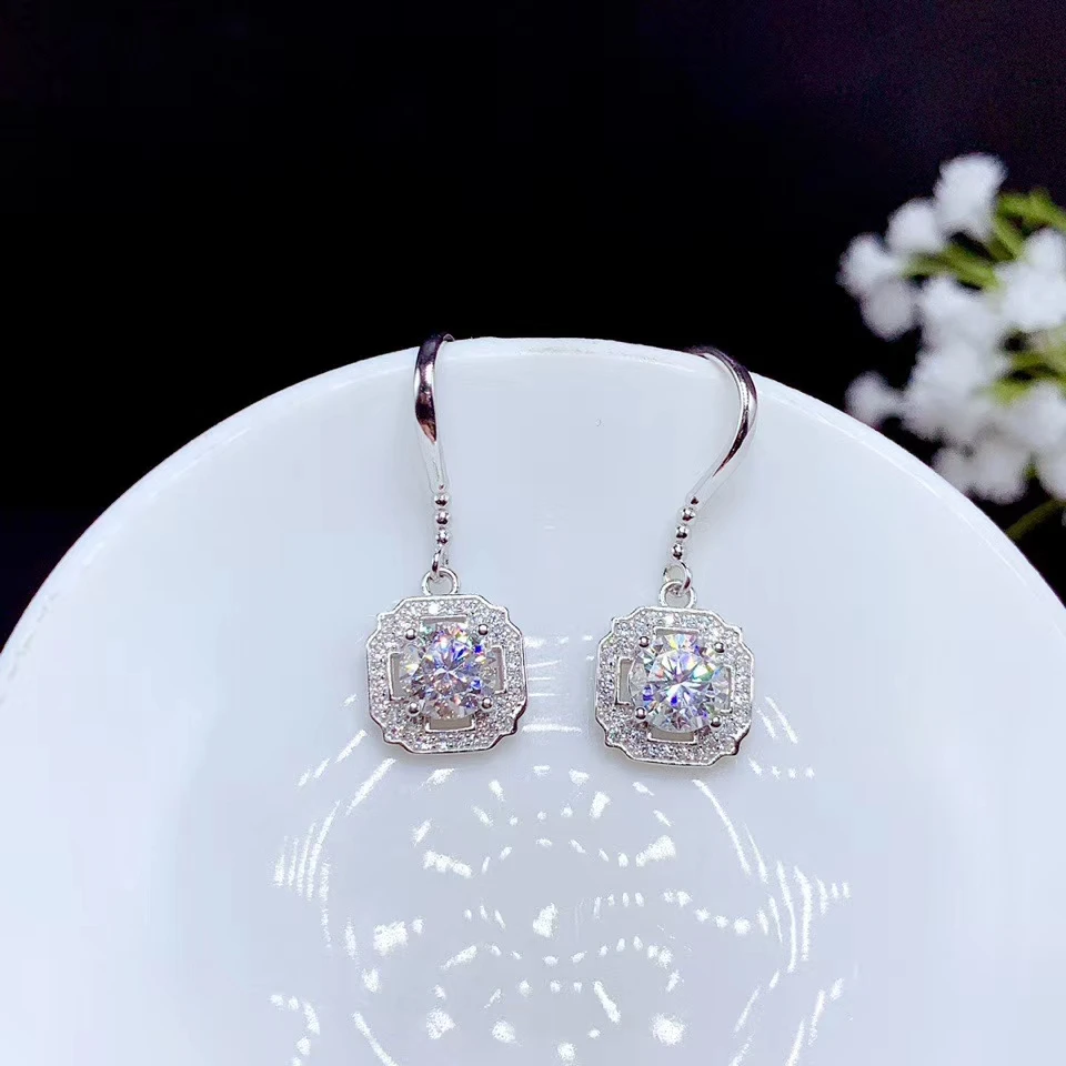 Привлекательные блестящие висячие серьги из влаганита серебра 925 пробы с крючком