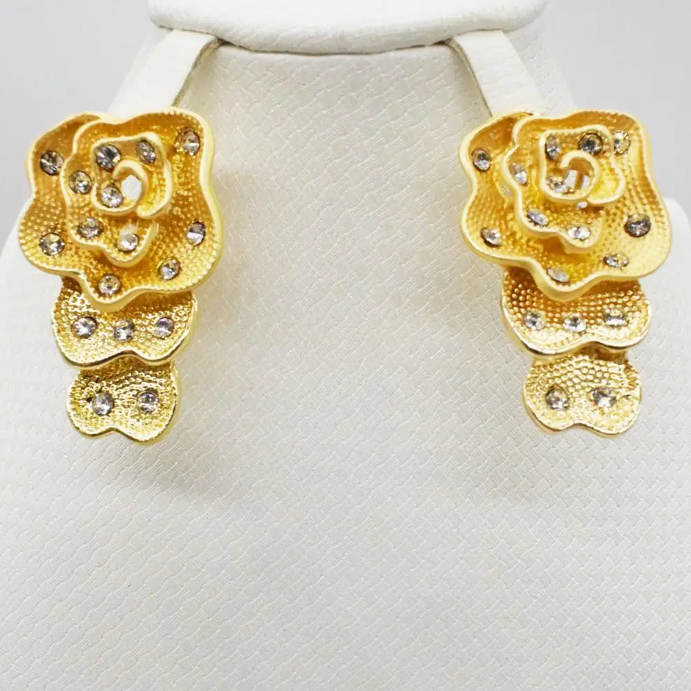 Комплект из колье и серёг золотистого цвета с африканскими бусинами | Украшения