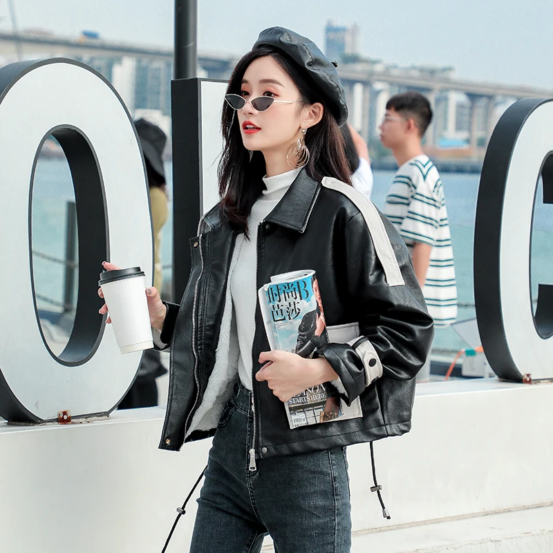 Женская байкерская куртка CHEERART черная флисовая в стиле пэчворк с карманами