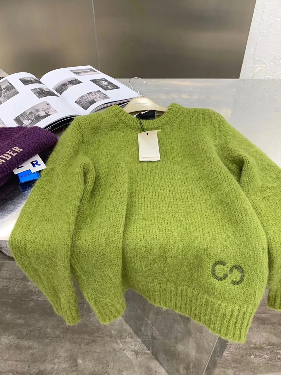 

2021 Early Spring New Apple Green Sweater Letter Embroidered Men's and Women's Same Loose-fit Knitwear